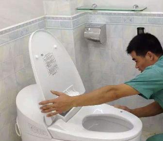 马桶排水阀漏水原因及维修方法（为你解析马桶排水阀漏水的原因及维修步骤）  第1张