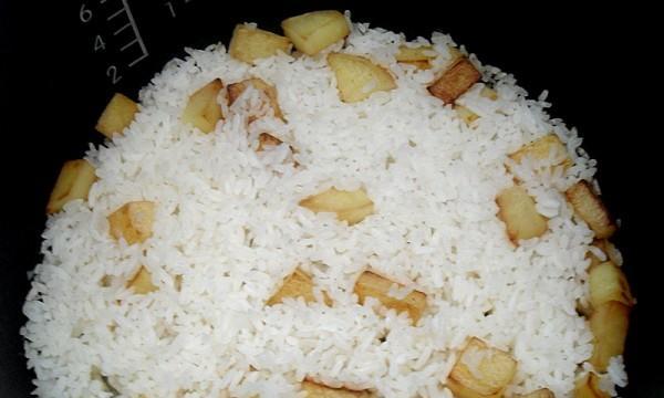 电饭煲锅巴的处理方法（轻松解决电饭煲锅巴困扰）  第1张
