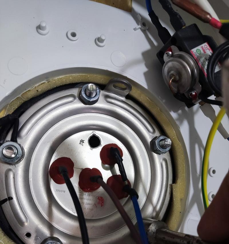 热水器侧盖螺丝拆卸需要什么工具？  第2张