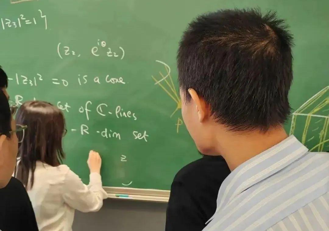 韦东奕与广西姑娘王虹首次同框：比“谁更厉害”更重要的，是中国数学的“双向奔赴”  第2张