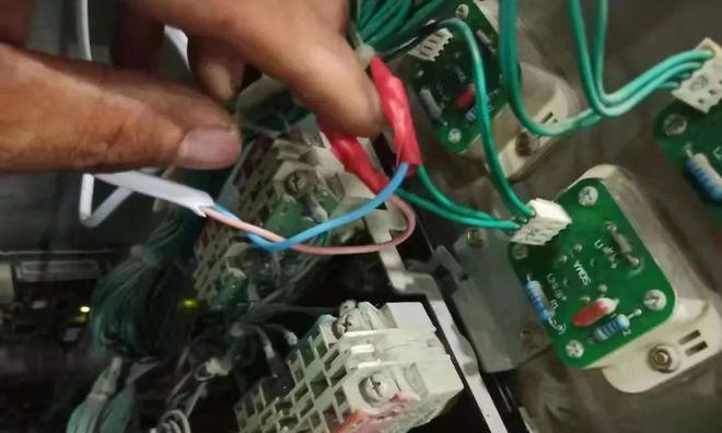电瓶车碾过物体后会有什么后果？如何避免损坏？  第2张