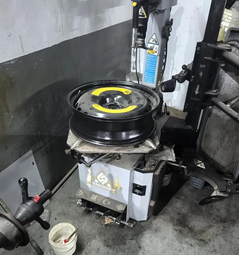 奥迪备胎低音炮拆卸步骤是什么？  第2张