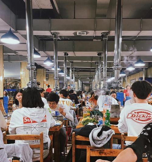 电脑桌排队摆放的图片展示效果如何？摆放技巧有哪些？  第3张
