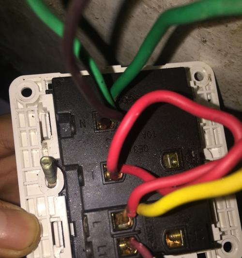 显示屏后面的三个孔有什么用途？如何正确使用？  第3张
