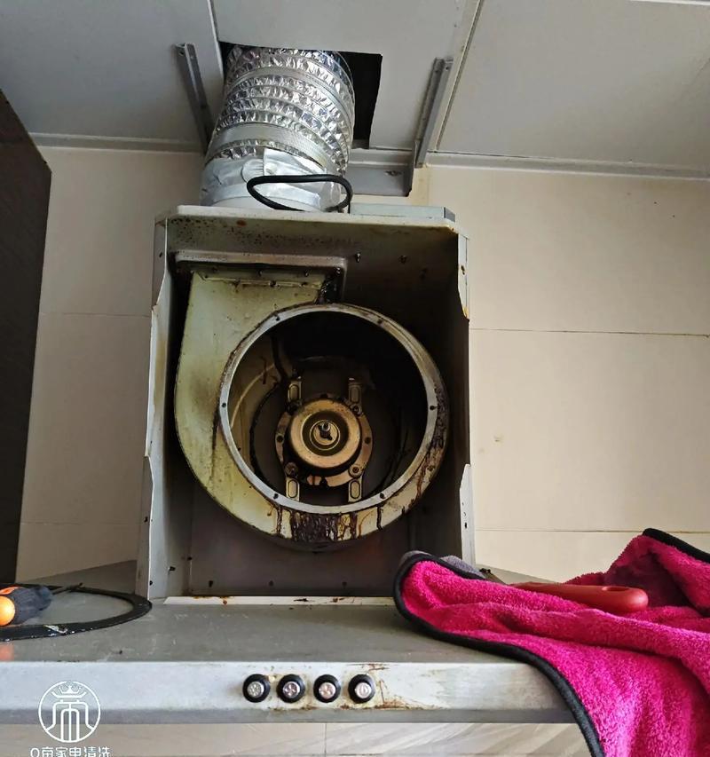 饭店油烟机清洗方法与技巧（打造健康环保的饭店厨房空间）  第1张