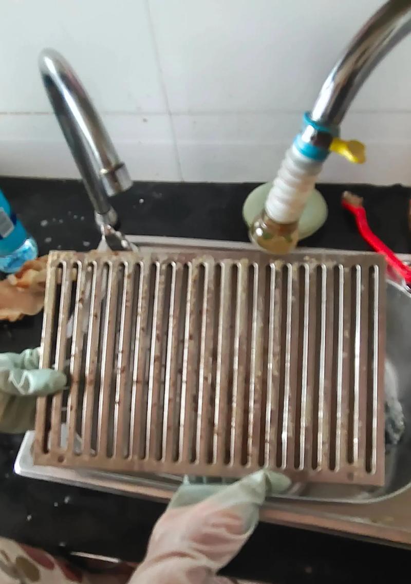 如何正确清洗大臣油烟机（简单步骤让你的油烟机焕然一新）  第2张