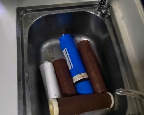壁挂炉玻璃缝隙进水问题解决方法（遇到壁挂炉玻璃缝隙进水，如何快速修复？）  第1张