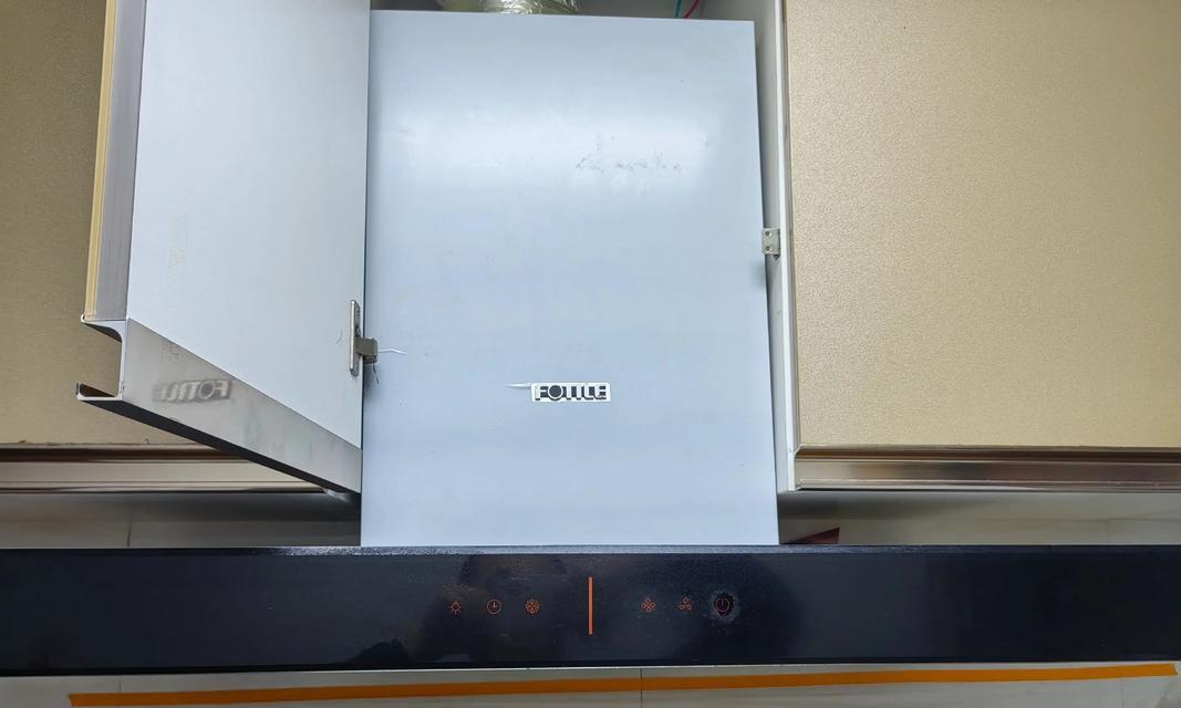 如何正确打开清洗吸油烟机（轻松掌握打开清洗吸油烟机的技巧）  第1张
