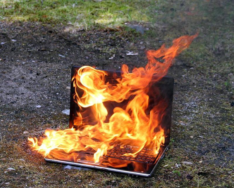 电脑着火了怎么办？（应对电脑着火的紧急措施及预防措施）  第1张