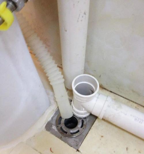 洗衣机后面排水管清洗方法（轻松解决排水管堵塞问题，让洗衣机更高效）  第2张