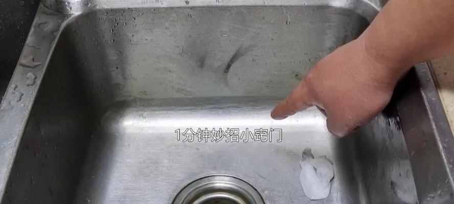 如何清洗抽油烟机上的粘纸？（简单有效的清洗方法，让你轻松解决麻烦问题）  第1张