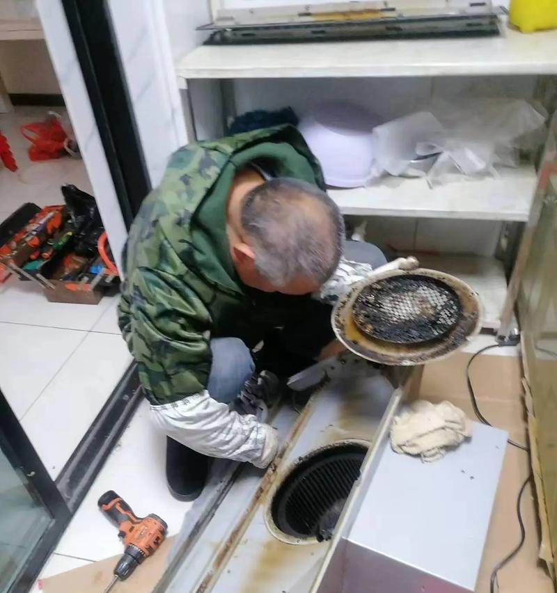 如何正确清洗欧帝油烟机（掌握关键技巧，轻松清除油烟机油垢）  第3张