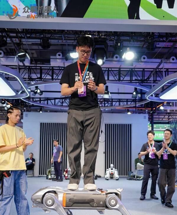 以技术突破为引擎，众擎亮相2025机器人博览会  第3张