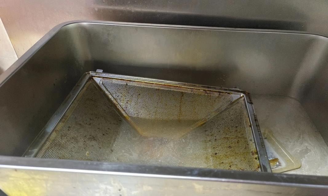 传统油烟机清洗指南（清洗传统油烟机的有效方法及注意事项）  第2张