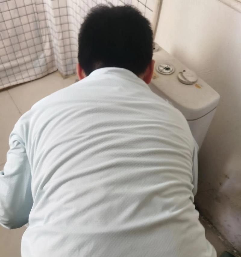 如何更换损坏的马桶盖（简单步骤教你快速解决问题）  第1张