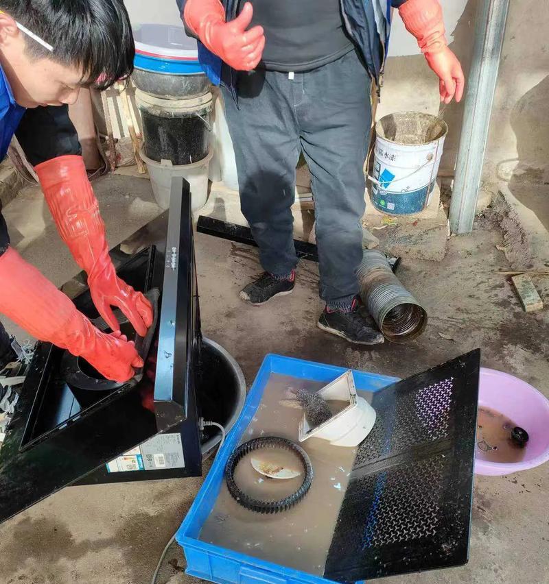 现代牌油烟机清洗攻略（轻松掌握清洗技巧）  第1张