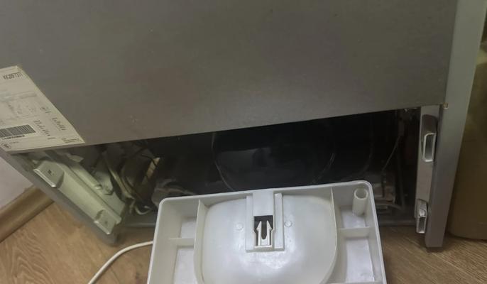 如何有效疏通冰箱冷藏室排水孔（解决堵塞问题）  第1张