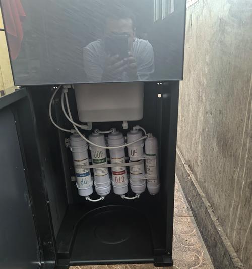 揭秘饮水机发臭原因，保障饮水安全（深入解析饮水机发臭的原因及预防措施）  第2张