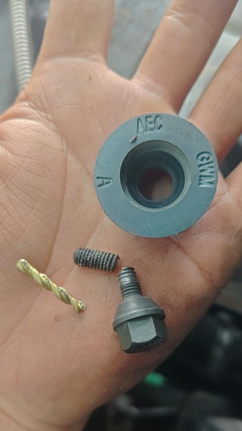 散热器底座螺钉断裂如何拆卸？需要什么工具？  第2张
