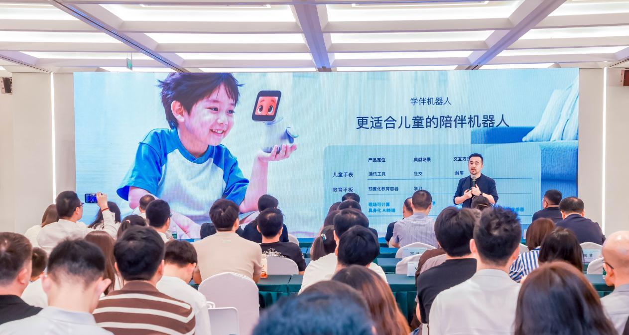 豆神学伴机器人惊艳世界机器人大会，定义AI教育新物种  第1张